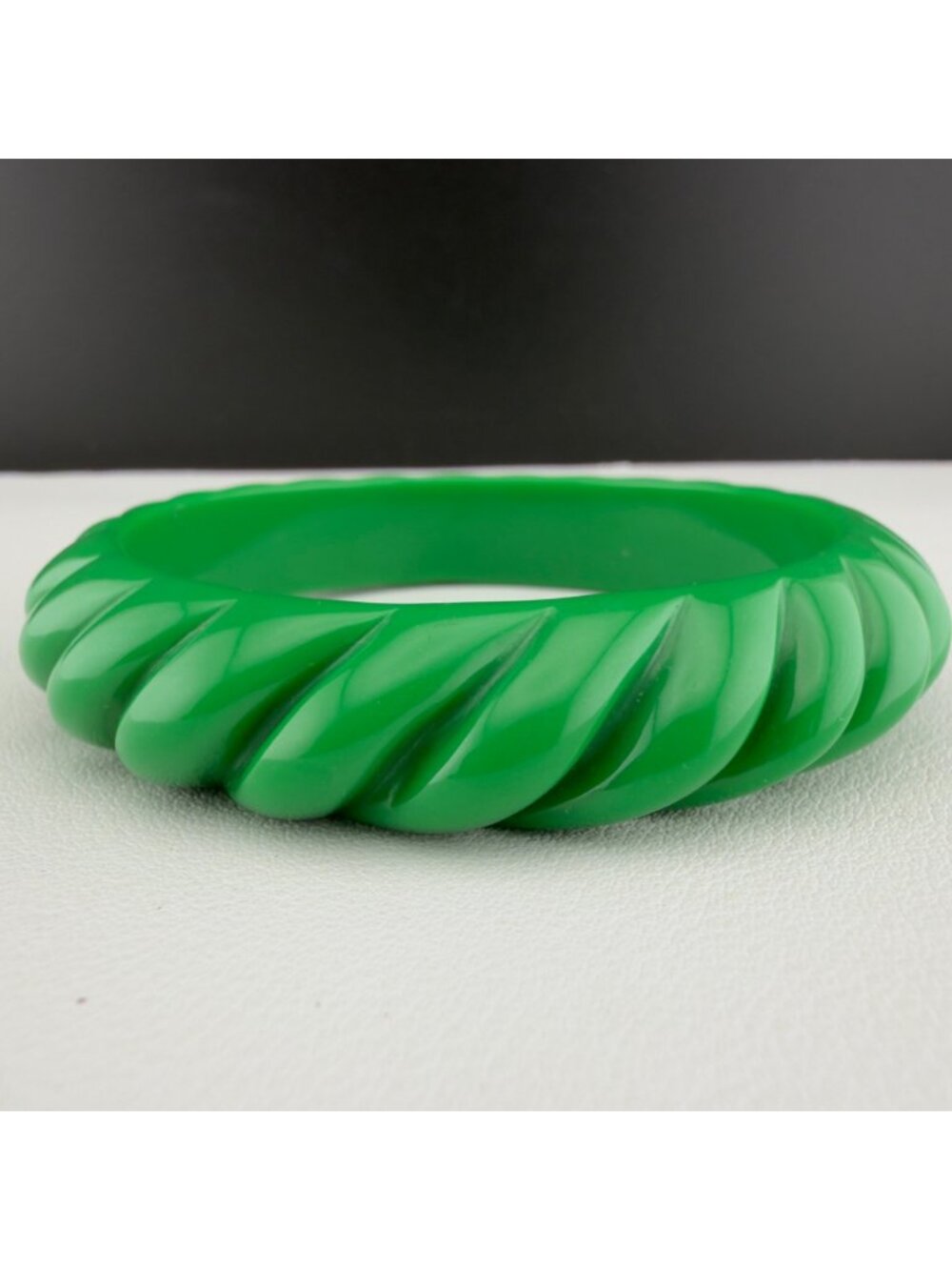 Vintage Bangle Bracelet Kelly Green Lucite Acrylic Curved Chunky Statement MOD